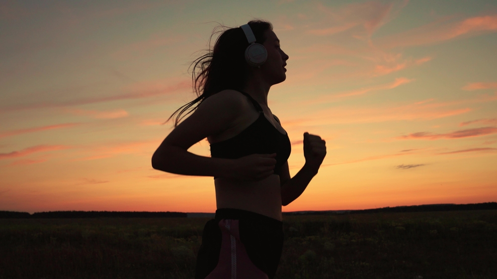 האם אימון בערב פוגע בשינה?