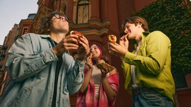 בני נוער אוכלים