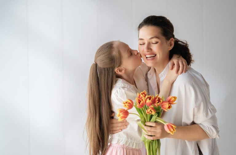 בריאות האישה ביום האישה הבינלאומי - ילדה מעניקה פרחים לאימא
