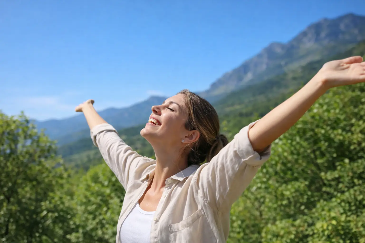 אישה בטבע ירוק תחת שמיים כחולים, מבטאת רוגע ואיזון, בהשראת הקשר בין תרופות GLP-1 ובריאות הנפש
